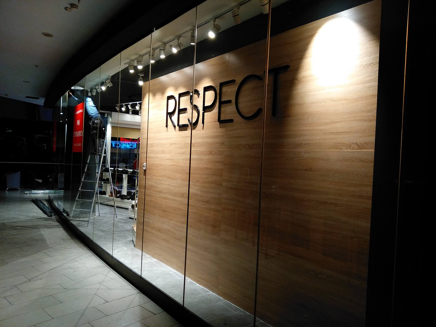 Освещение сети магазинов обуви RESPECT